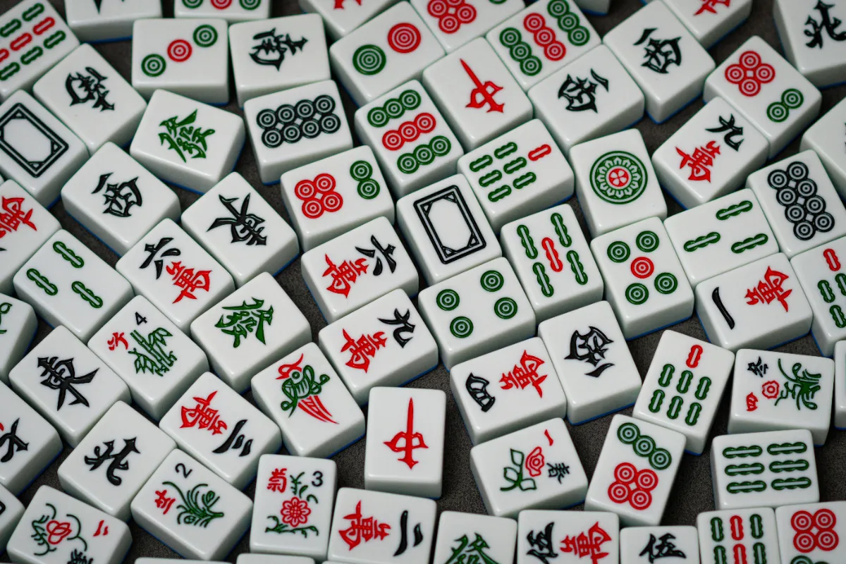 Mahjong-inspired tile artwork used as a desktop background